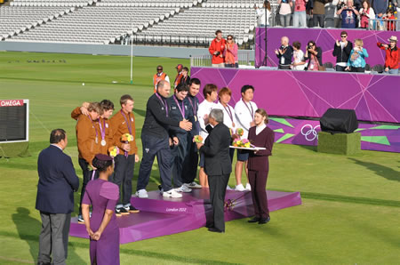 il-presidente-scarzella-premia-il-trio-azzurro-vincitore-delloro-olimpico-al-lords-cricket-ground