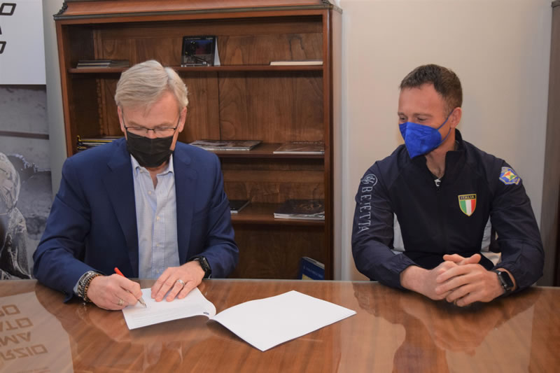 Franco Gussalli Beretta con Mauro De Filippis firma